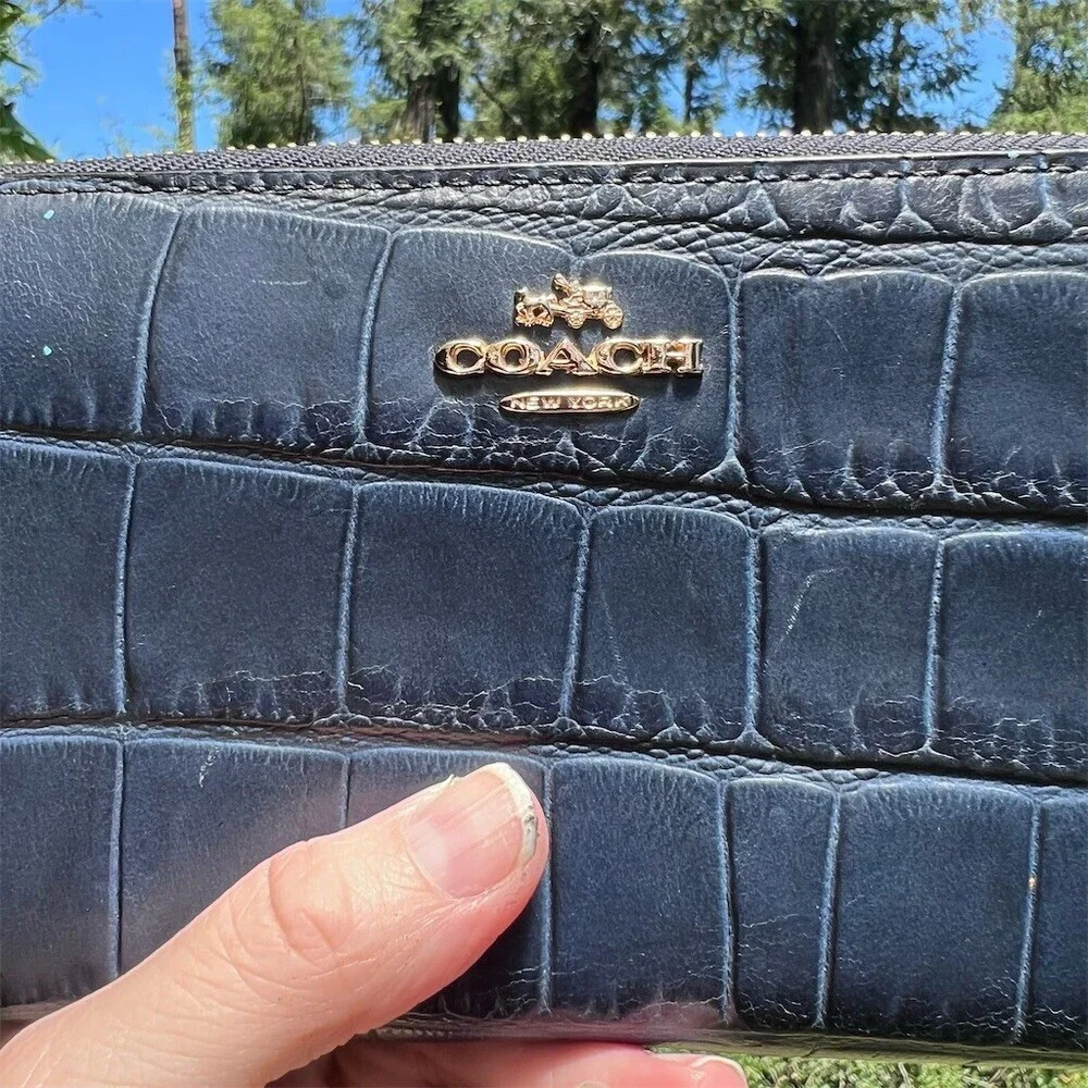 Coach see compartments exterior